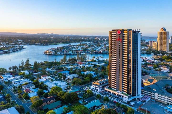 Holiday rental for 9 people, with pool and garden as well as sauna in Surfers Paradise