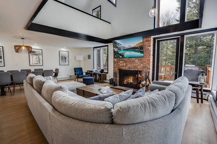 Vacation home for 8 people, with hot tub and sauna as well as yard, with pets in Vermont