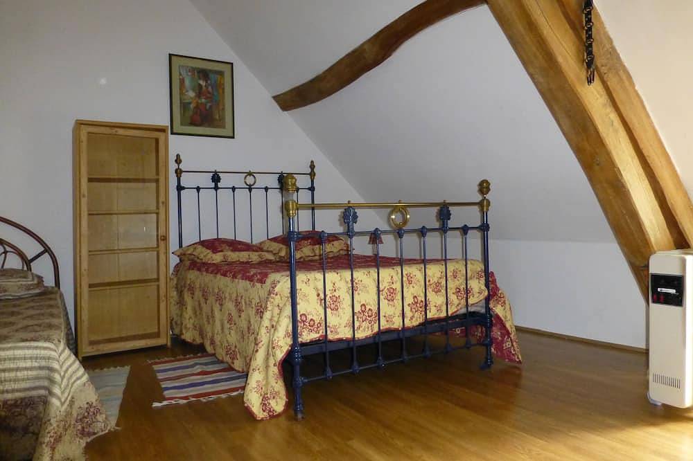 Typical Solognote house renovated in a flowery and wooded setting in Gy-en-Sologne, Sologne