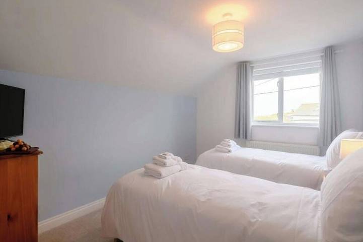 Family friendly home 100m from the beach in Hayle, Cornwall