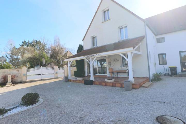 Location de vacances pour 6 personnes, avec terrasse et piscine dans Lechâtelet
