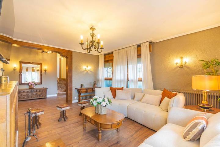 Casa rural para 14 personas, con Balcón y Terraza además de Jardín y Piscina en Ulzamaldea - 3