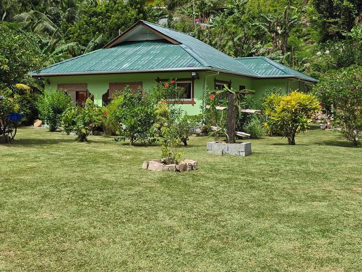 Location de vacances pour 3 personnes, avec jardin et vue dans La Digue
