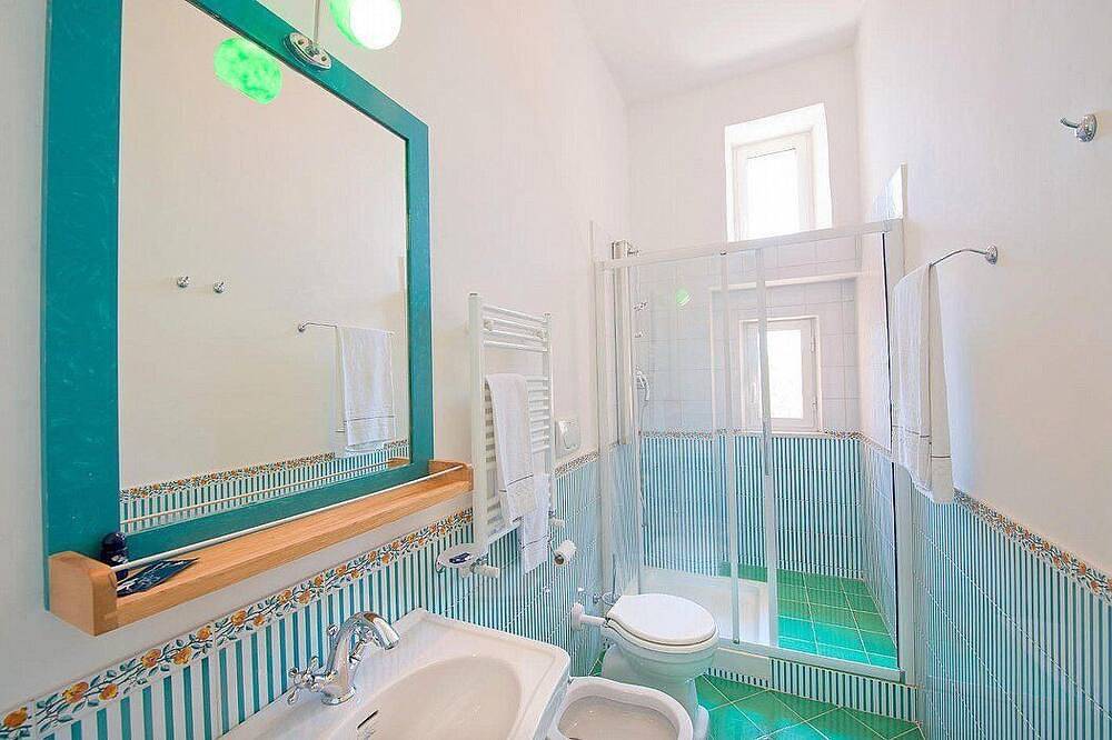 Villa Elidea D: An elegant and welcoming apartment which faces the sun and the sea, with Free Wi-Fi. in Spiaggia Duoglio, Amalfi