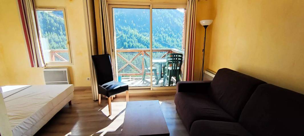 Gîte pour 4 personnes, avec vue et balcon à Isola