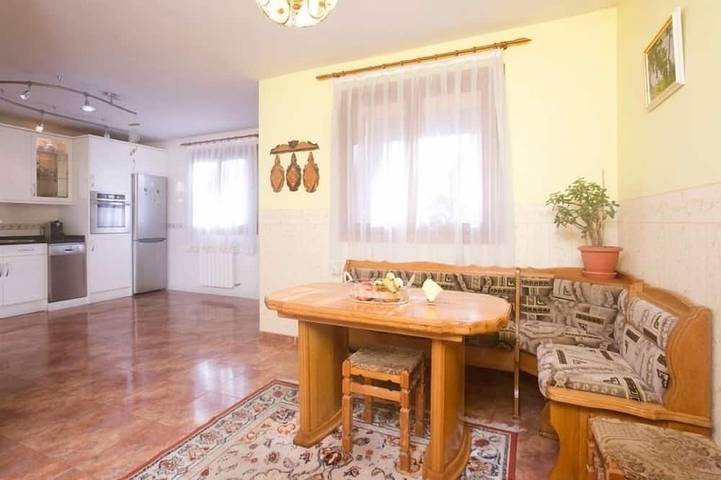 Casa rural con piscina para 7 personas, con piscina además de jardín y balcón en Navarra