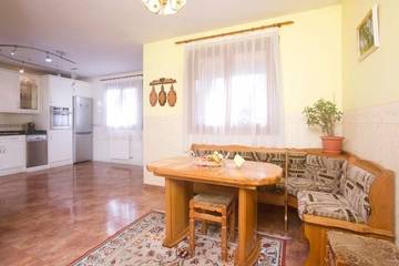 Casa rural para 7 personas, con piscina además de balcón y jardín en Cinco Villas (Navarra)