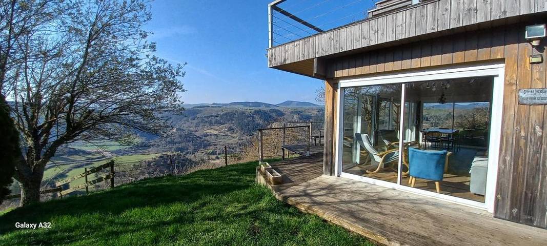 Location de vacances pour 8 personnes, avec jardin et vue, animaux acceptés à Saint-Martin-de-Fugères