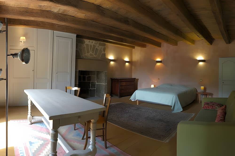 Gîte de charme face à la montagne avec terrasse privée, vue panoramique et Wi-Fi in Saint-Vincent-de-Salers, Parc naturel régional des Volcans d'Auvergne