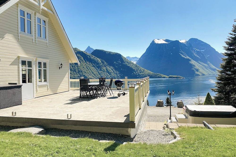 Spectacular Norwegian Fjord with unbeatable view, sauna and hot tub in Ørsta
