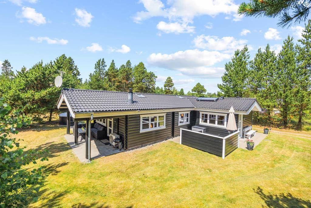 Charming log cabin in Houstrup with shelter in beautiful grounds in Houstrup, Varde en omgeving