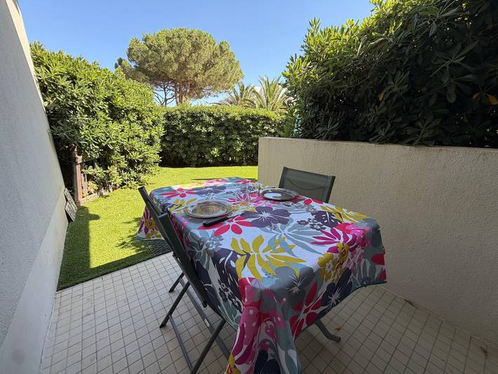 Location de vacances pour 2 personnes, avec Terrasse ainsi que Jardin et Piscine à Saint-Cyprien