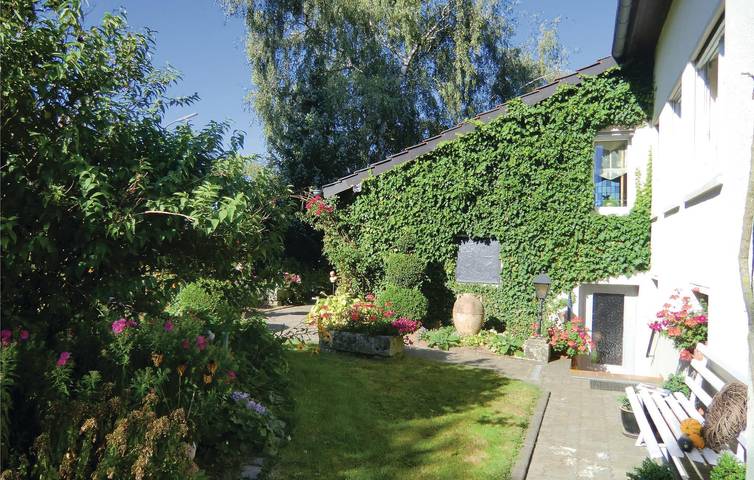 Entire holiday apartment, Cozy Apartment with Terrace & Garden, Parking - 1.5km to Stockigt in Nusbaum, Eifelkreis Bitburg-Prüm