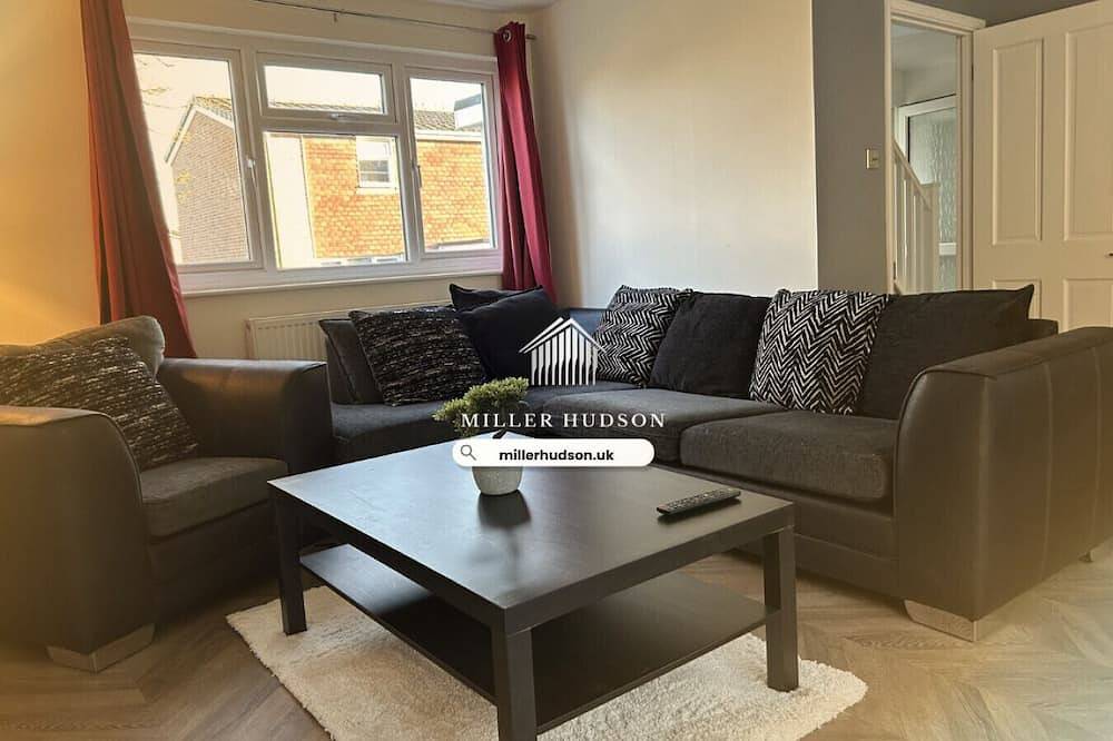 Spacious 3 bedroom House, Close to Gatwick in Crawley, West Sussex