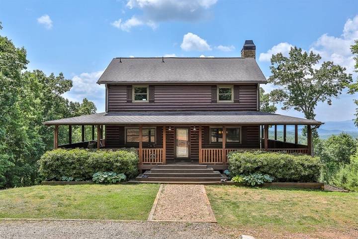 Log cabin for 6 people, with hot tub and balcony, with pets in Ellijay