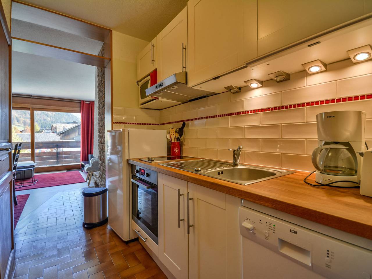 Entire studio, Spacious Studio for 4 with Balcony, Near Ski Lifts & Shops, Morzine Center in Morzine, Les Portes du Soleil