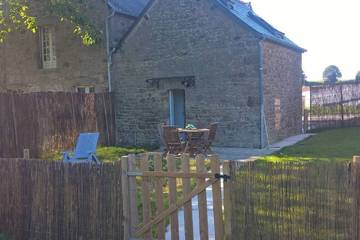 Gîte pour 4 personnes, avec terrasse ainsi que jardin et piscine à Sains