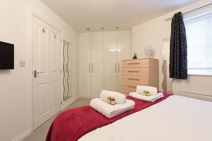 Entire apartment, Whyke Haven * Modern Apartment w/Private Parking in Chichester, West Sussex
