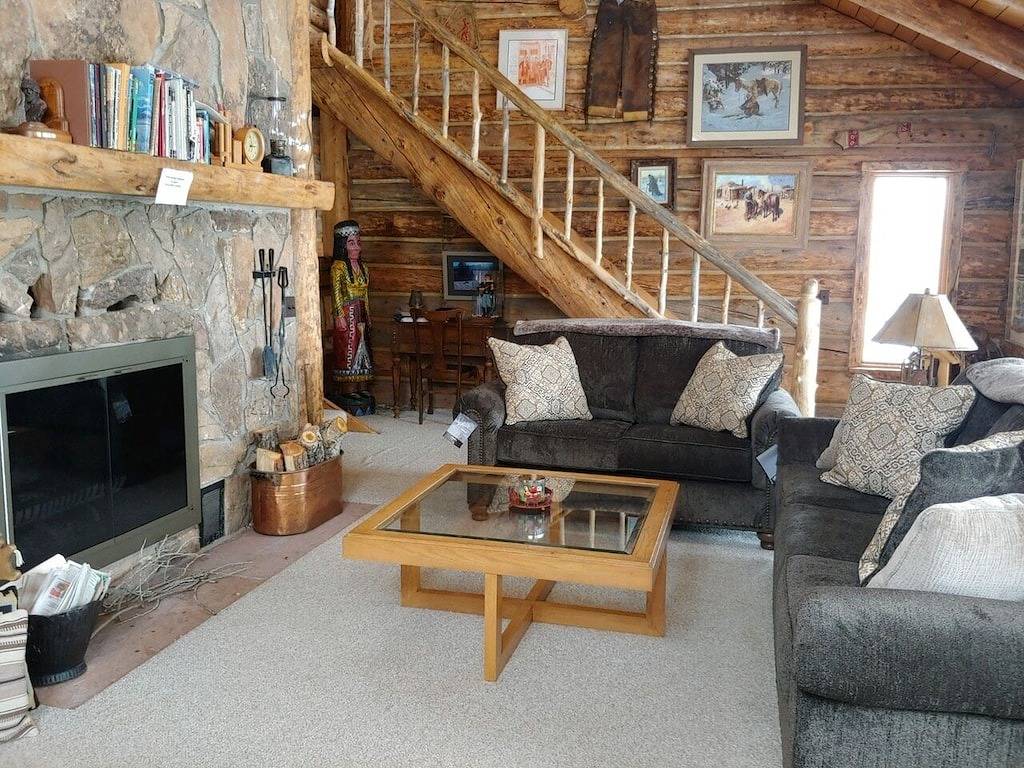 Rustikales Blockhaus am 3 Elk Creek mit Blick auf die Collegiate Range in Americus (CO), Chaffee County