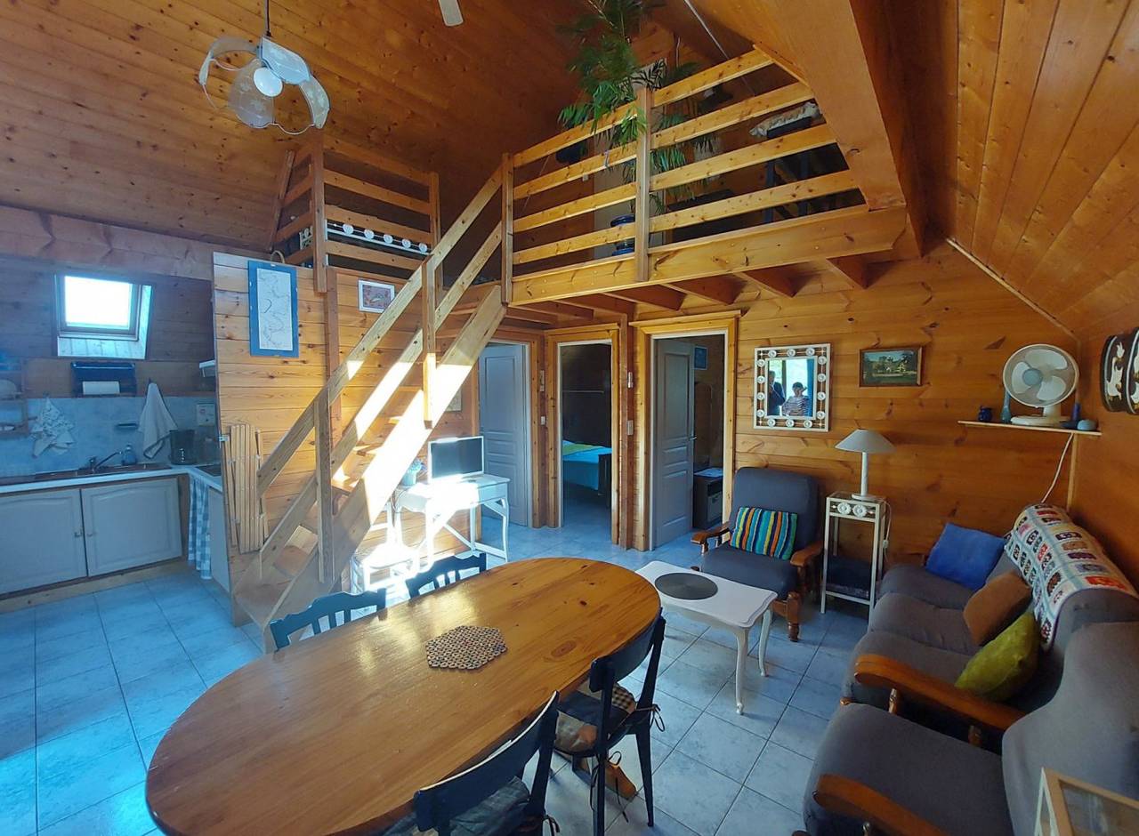 La petite maison en bois au sud de Sarlat in Vézac, Périgord Noir