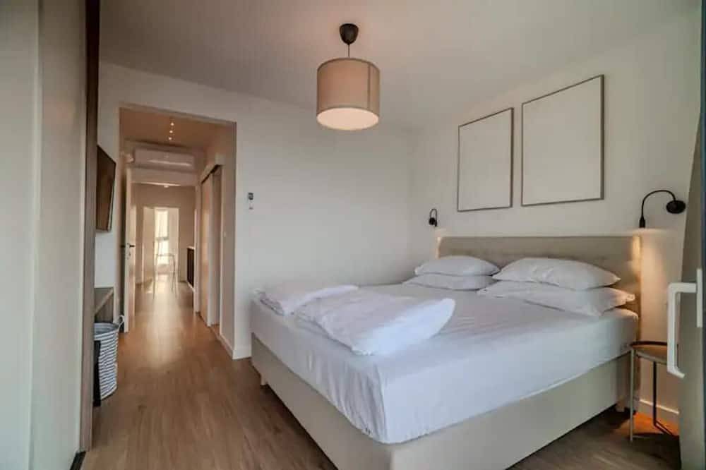 Luxury beachfront family villa. in Dobropoljana, Pasman