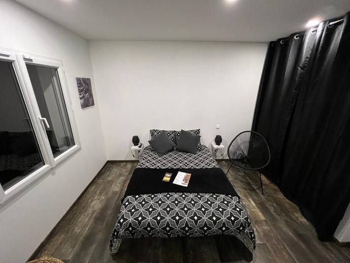 Chambre d’hôte pour 2 personnes, avec vue et terrasse ainsi que piscine et jardin