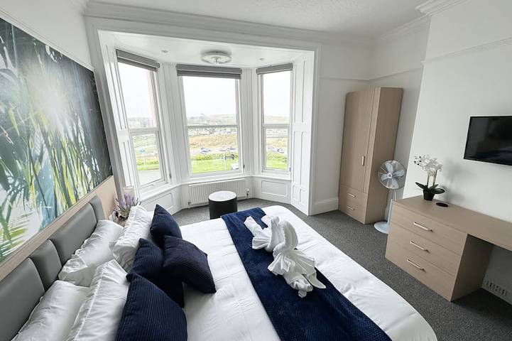 Spectacular beach front luxury house, sleeps 22+ in Bude, Cornwall