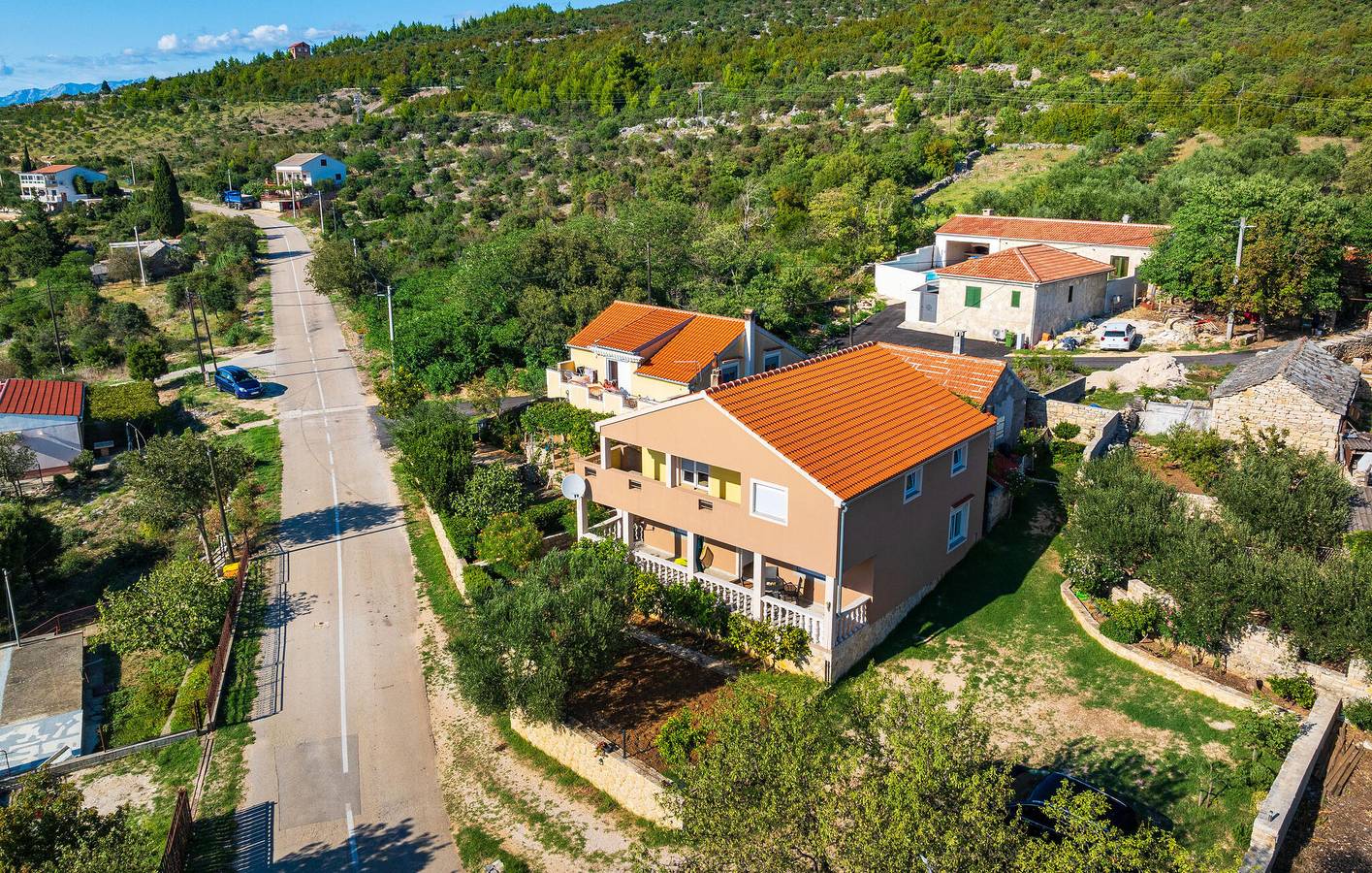 Gemütliche 70 m² große Ferienwohnung mit Meerblick, Terrasse, WLAN und Küche – 2 km bis zur Küste in Donji Karin, Zadar