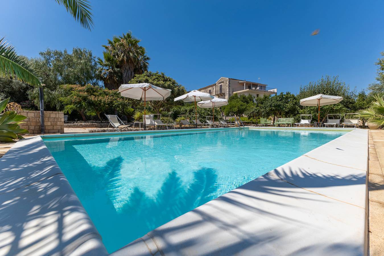 Appartement entier, Appartement 'Soppalcato In Villa' avec piscine partagée, Wi-Fi et climatisation in Modica, Province de Ragusa