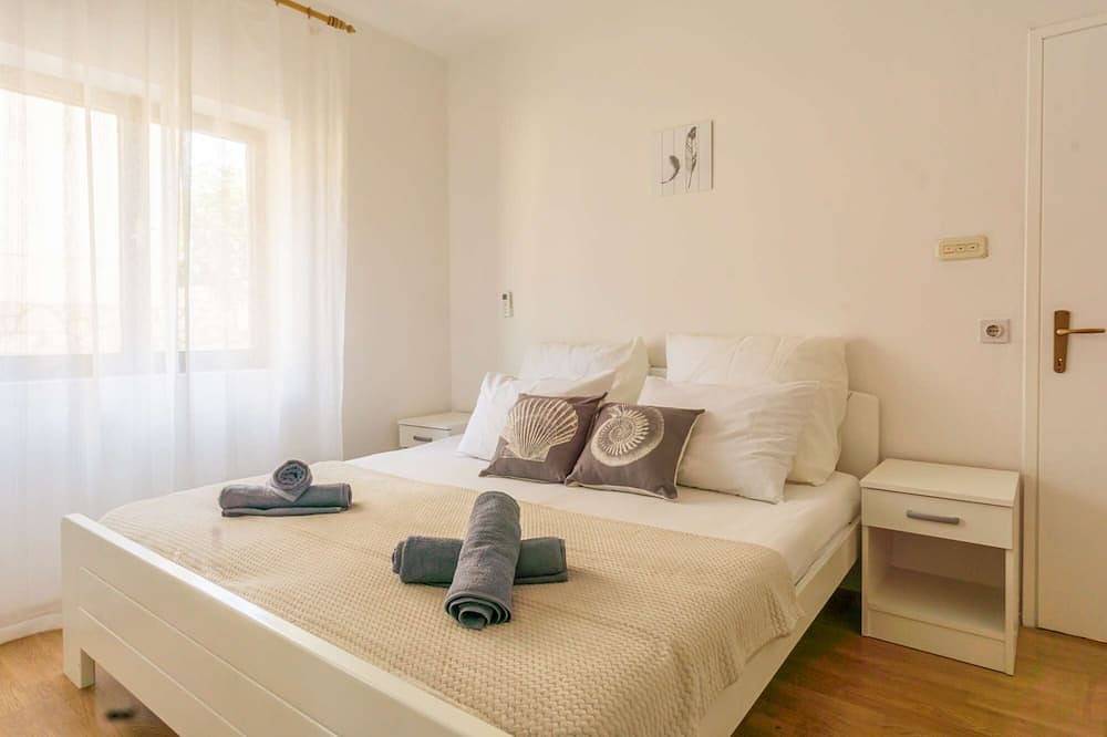 Ganze Wohnung, Room with bathroom, fridge, kettle, free Wifi and free parking space in Metajna, Pag