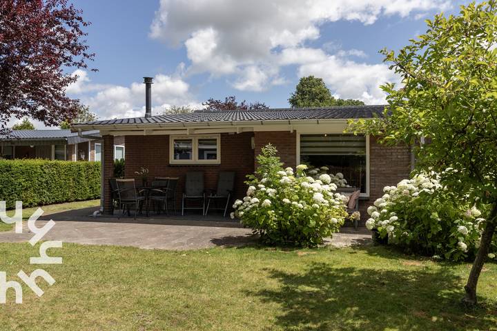 Bungalow für 6 Personen, mit Terrasse und Garten sowie Pool