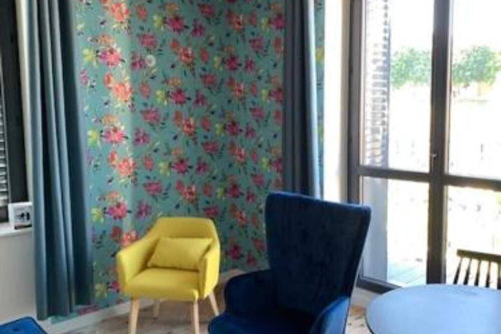 Entire apartment, 2-person air-conditioned 1-bedroom apartment near Aïga Resort Puy Chopine 101 in Châtel-Guyon, Riom region