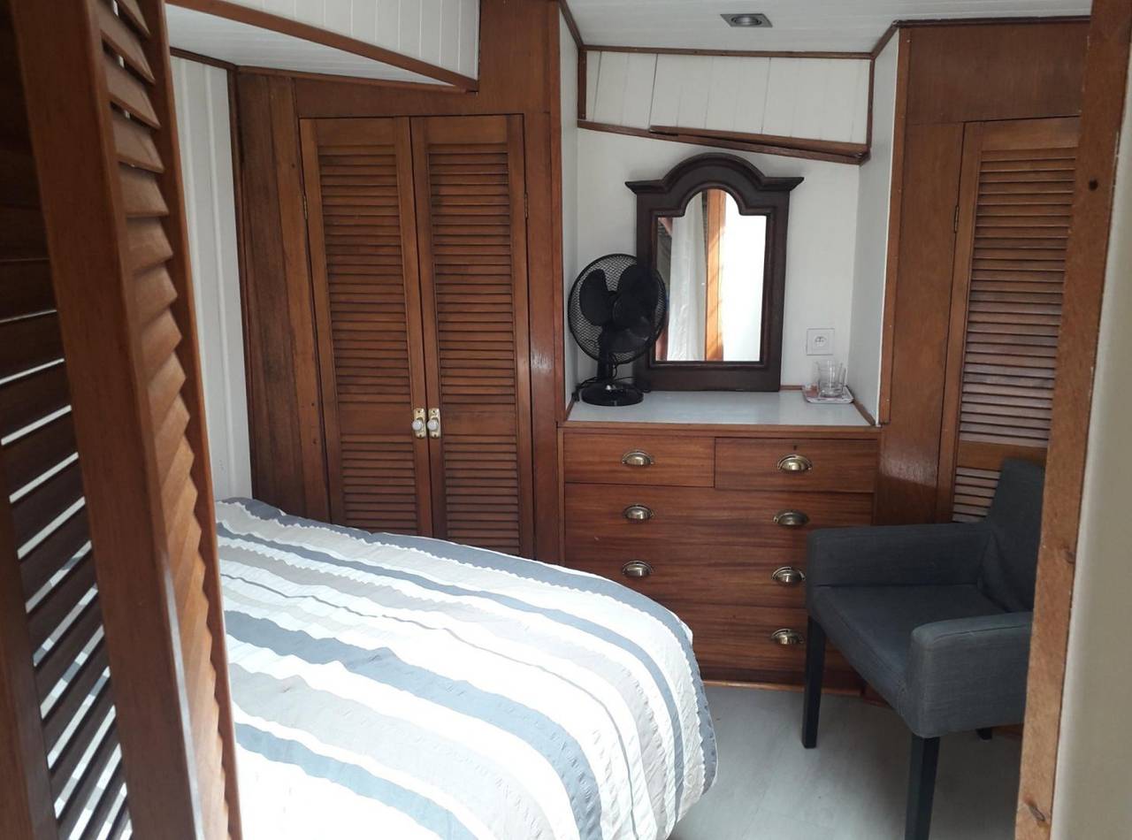 Péniche insolite sur canal du Midi - Chambre 1 in Capestang, Canal du Midi