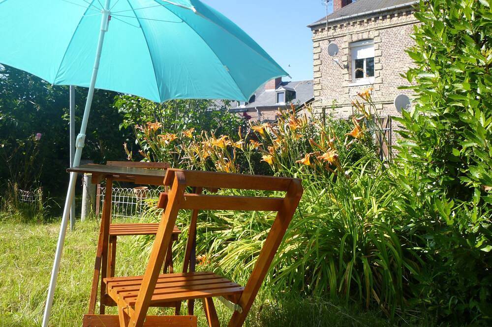 Appartement entier, Studio 27m² pour 2 avec Wifi+jardin+barbecue+abri permettant de ranger des vélos in Dieppe, Région de Dieppe