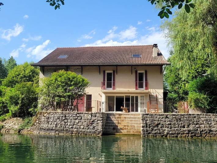 Location de vacances pour 26 personnes, avec piscine ainsi que jardin et terrasse, animaux acceptés à Chanaz - 4