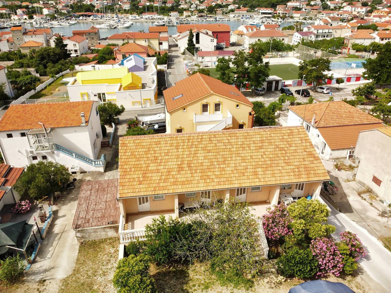 Ganze Wohnung, 1-Zimmer-Ferienwohnung mit Terrasse Jezera, Murter A-5107-b in Tisno, Murter