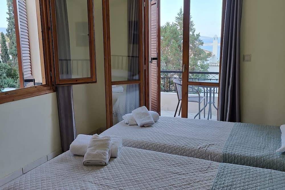 Relax with the whole family at this peaceful place to stay. in Kounoupi, Kranidi