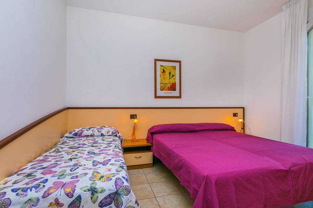 Entire apartment, Beautiful apartment for 7 guests with A/C, Wifi, Tv and terrace in Porto Santa Margherita, Caorle