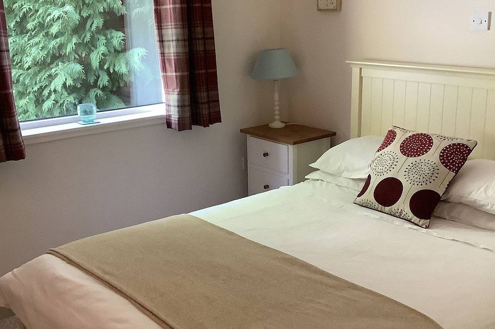 Moriston Cottage -  a cottage that sleeps 4 guests  in 2 bedrooms in Lochcarron, Highlands