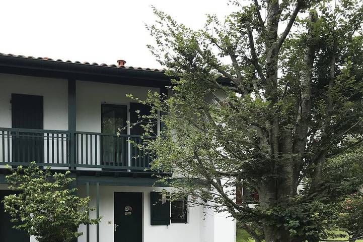 Holiday rental for 4 people, with garden and pool as well as balcony in Hendaye