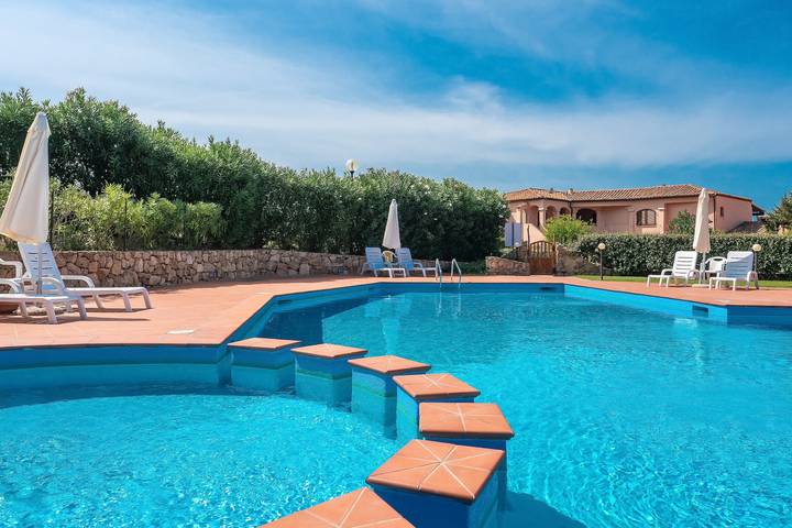 Appartamento intero, Appartamento Casa Turisarda con piscina condivisa, terrazza e aria condizionata in Baja Sardinia, Arzachena
