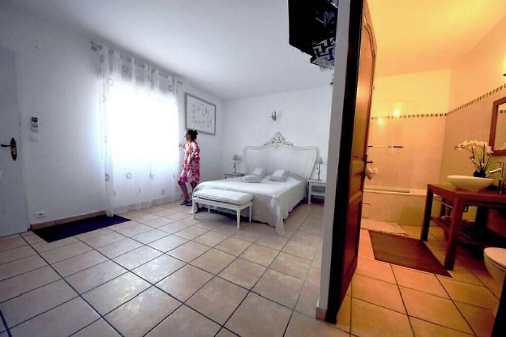 Les Huppes Guest rooms nestled in the heart of the garrigue with swimming pool in Nîmes, Nimes region