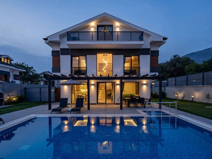 Ferienhaus für 6 Personen, mit Balkon und Pool sowie Garten - 1