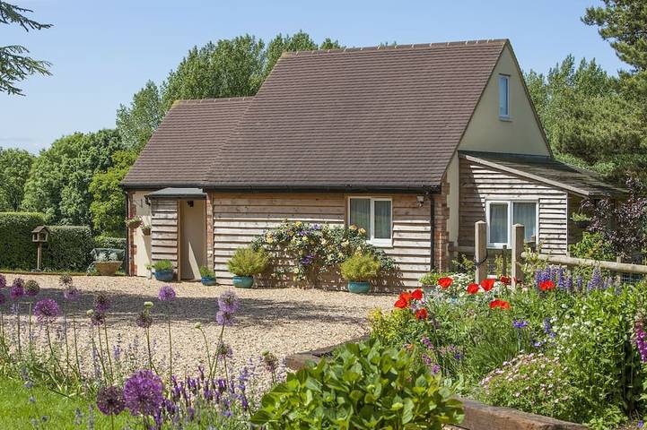 Holiday rental for 4 people, with pool and garden, with pets in Wiltshire