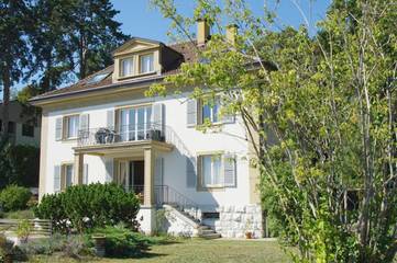 Gîte pour 4 personnes, avec vue ainsi que vue sur le lac et terrasse, animaux acceptés à Neuchâtel