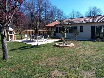 Gîte pour 7 personnes, avec piscine ainsi que jardin et terrasse, animaux acceptés à Peyzac-le-Moustier
