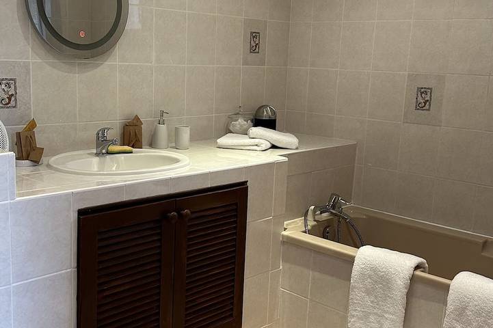 Appartement entier, Studio indépendant dans villa avec piscine. Jaccuzi privatif, à 40 mn des plages in Vidauban, Région de Draguignan