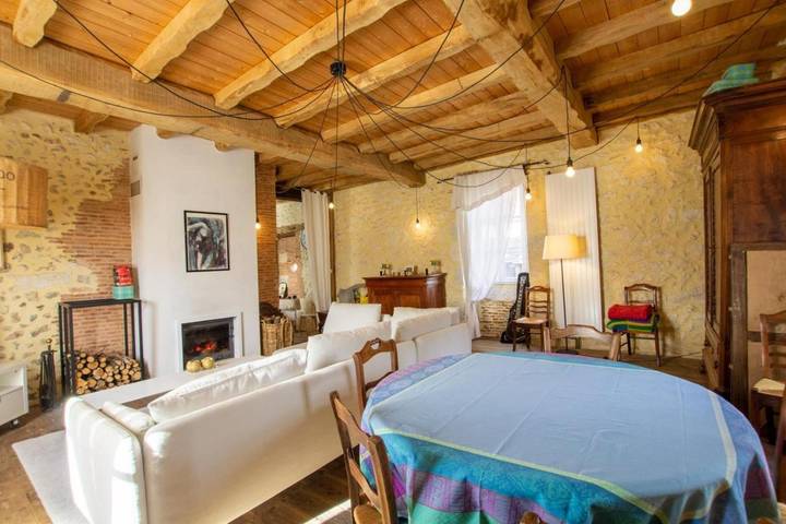 Location de vacances pour 8 personnes, avec jardin ainsi que terrasse et piscine dans Saint-Pierre-de-Chignac - 3