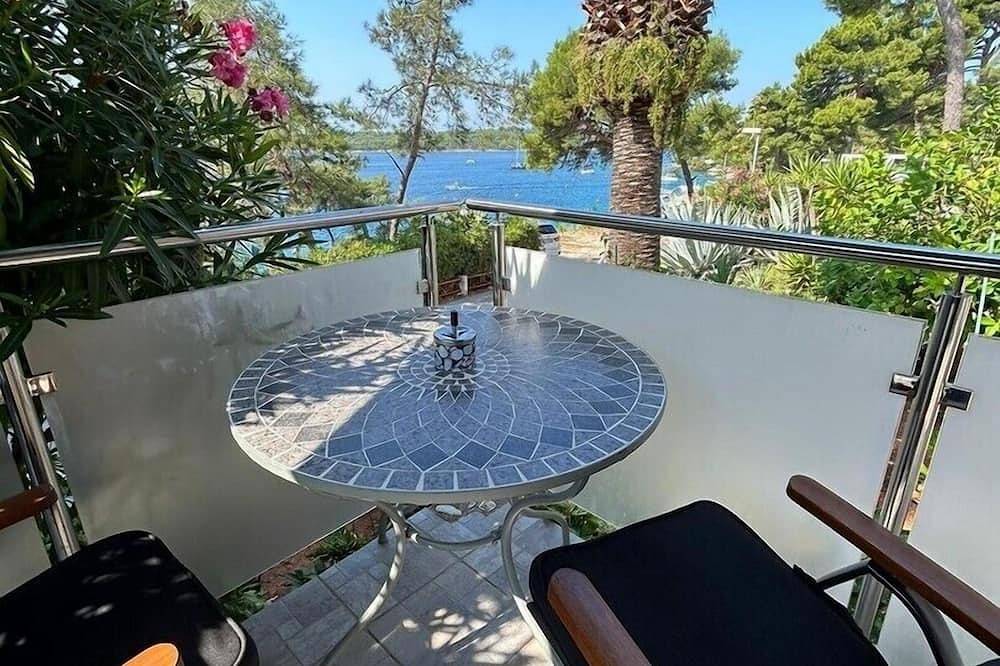 Ganze Wohnung, Apartment Poljana 1, für 3 Personen, in Mali Lošinj in der Gegend von Poljana. Es besteht aus einem Schlafzimmer, einer ausgestatteten Küche, einem Badezimmer mit Dusche und einer Terrasse. Zur Wohnung gehört auch ein Parkplatz vor dem Haus. in Mali Lošinj, Cunski