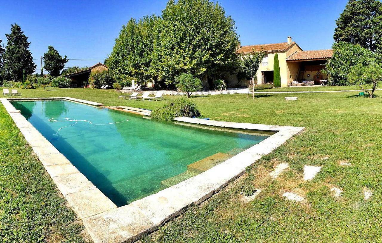 Six-Bedroom Holiday Home in Le Thor, Vaucluse